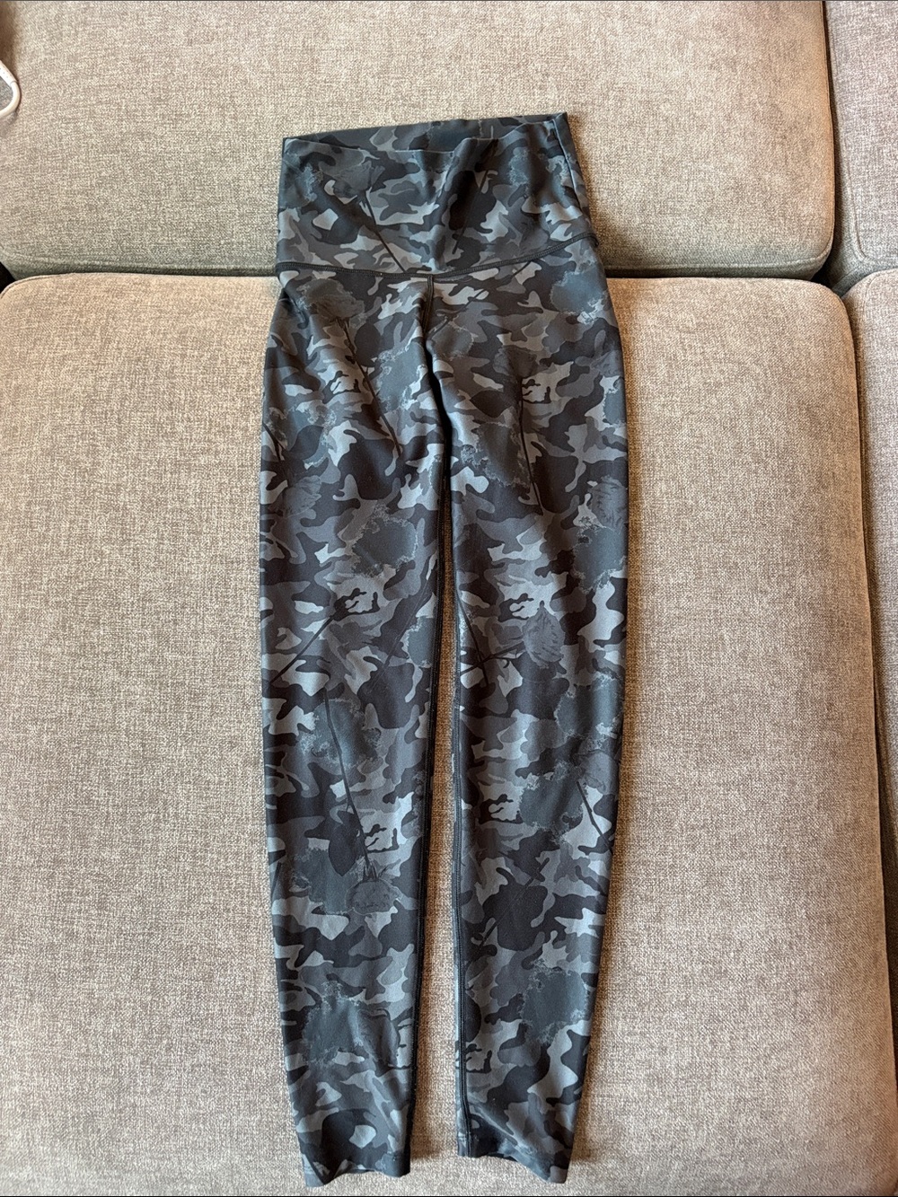High-Rise Camo Leggings - Black/Grey
